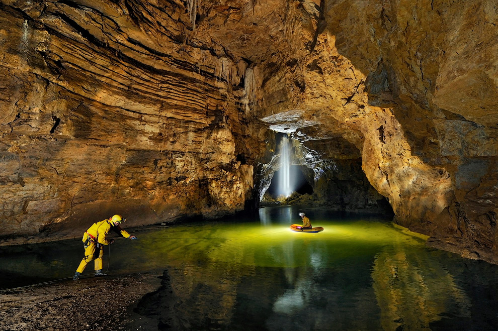 Подземное озеро и подземный водопад