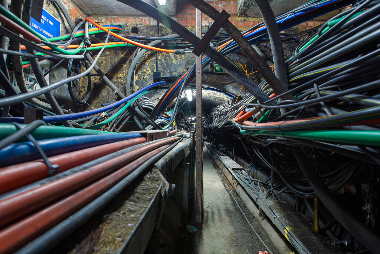 Хитросплетения проводов в метро, Лондон, Великобритания