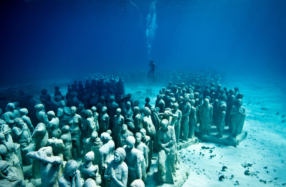 Скульптор Джейсон де Кейрес Тейлор создал невероятный творческий проект: 400 созданных им скульптур были размещены под водой у берегов Мексики в Национальном Водном Парке Канкуна