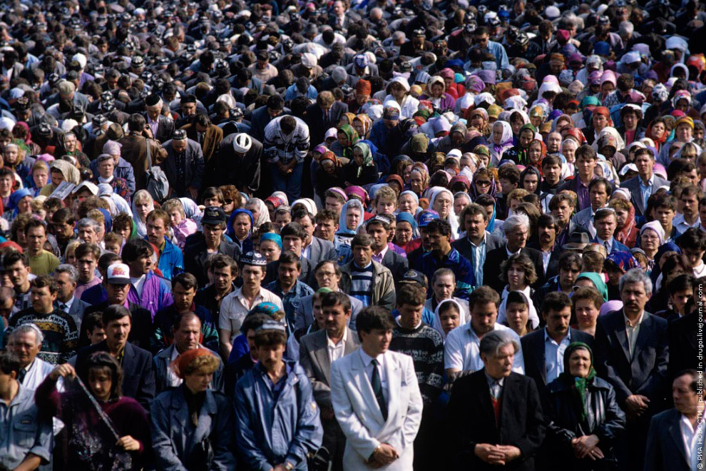 Толпы молящихся у Соборной мечети в Москве 1993 и 2013 годах