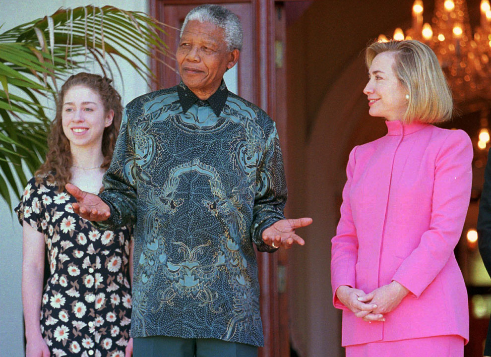 Президент ЮАР Нельсон Мандела и первая леди США Хиллари Клинтон с дочерью (справа) на встрече в Кейптауне