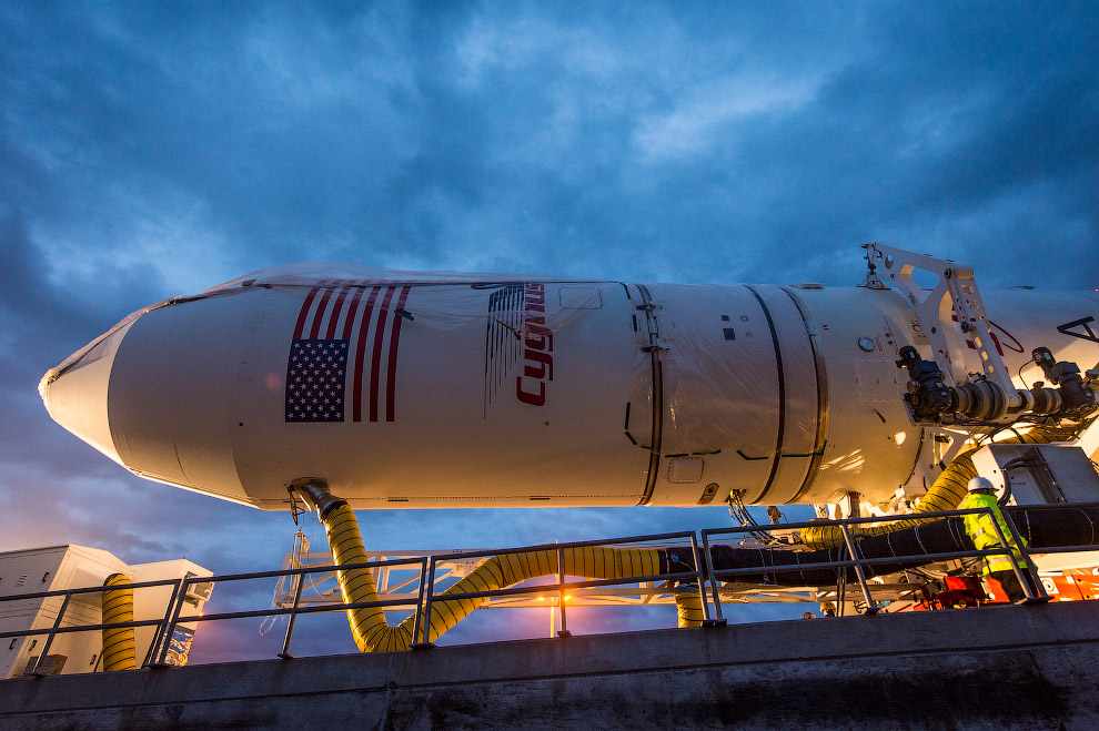 Ракету вывозят из монтажно-испытательного комплекса и транспортируют на стартовую космодрома на острове Уоллопс в США