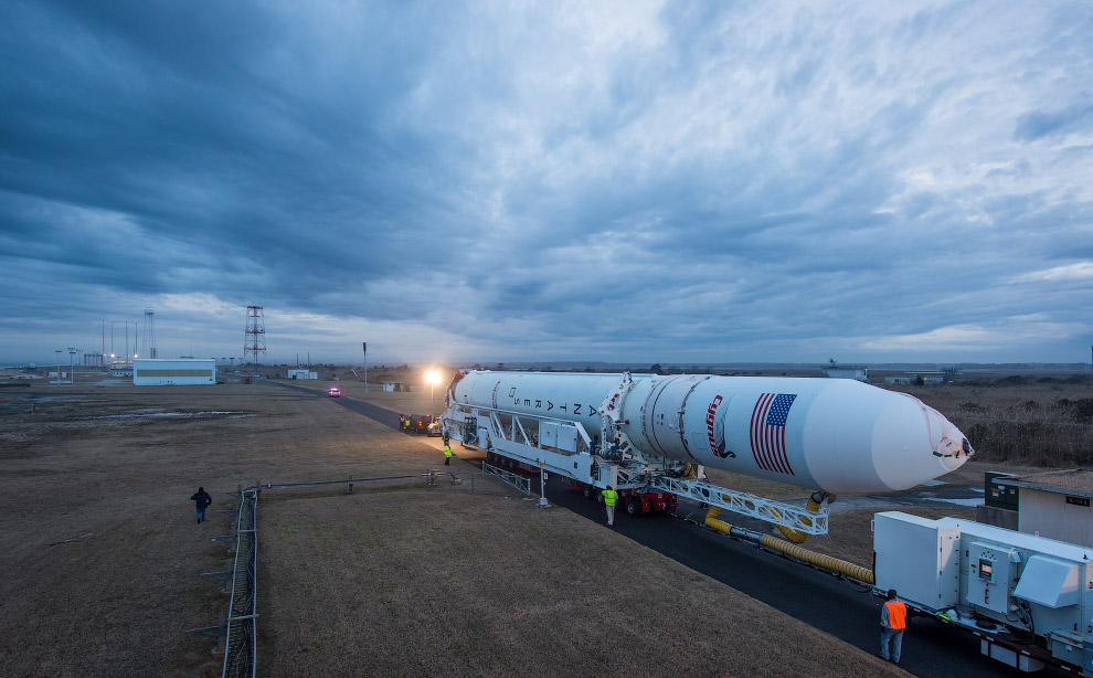 Транспортировка ракеты Antares на стартовую площадку