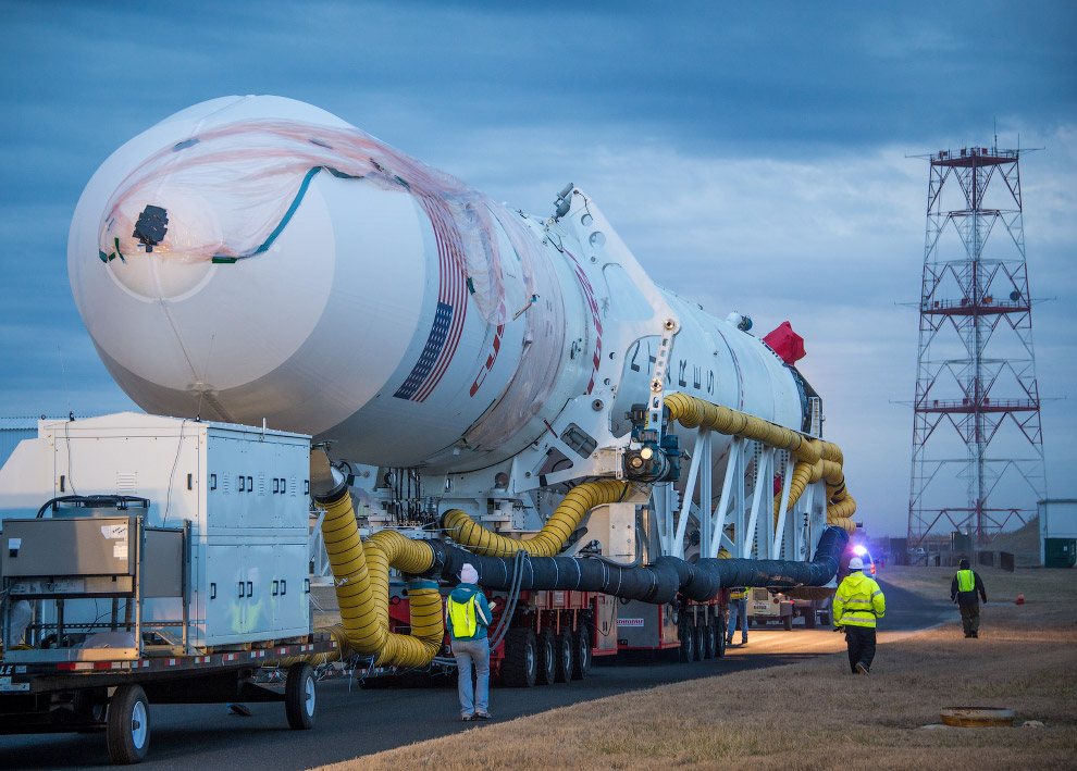 Ракету вывозят из монтажно-испытательного комплекса и транспортируют на стартовую космодрома на острове Уоллопс в США