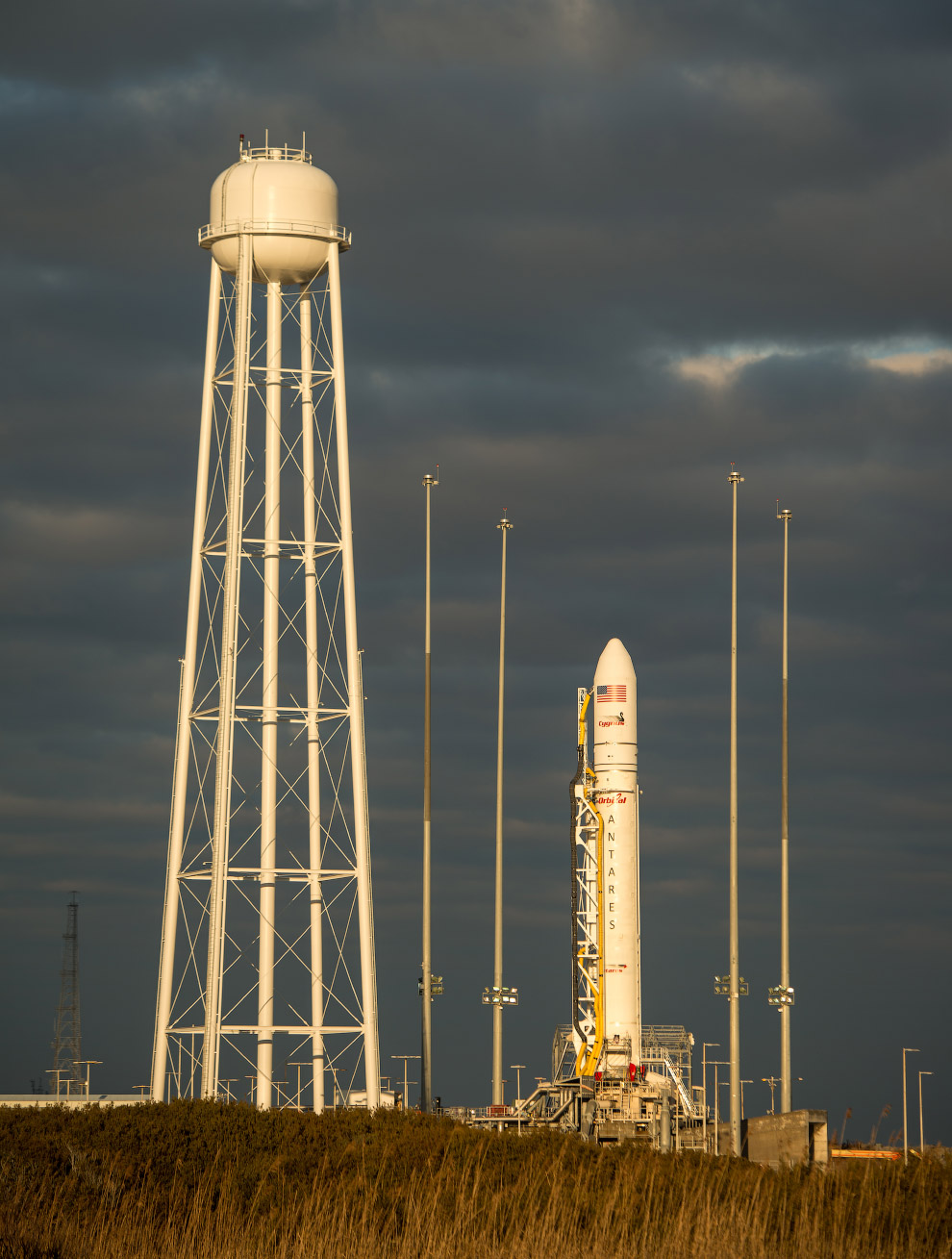 Ракета Antares с космическим грузовиком Cygnus («Лебедь») установлена на стартовой площадке космодрома на острове Уоллопс в США