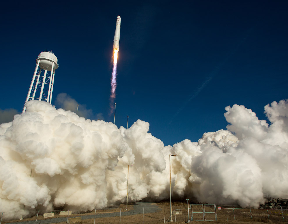 Старт ракеты Antares с частным космическим грузовиком Cygnus («Лебедь») с космодрома на острове Уоллопс в США