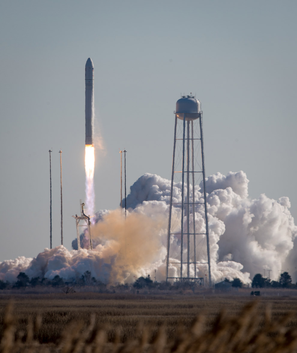 Старт ракеты Antares с частным космическим грузовиком Cygnus («Лебедь») с космодрома на острове Уоллопс в США