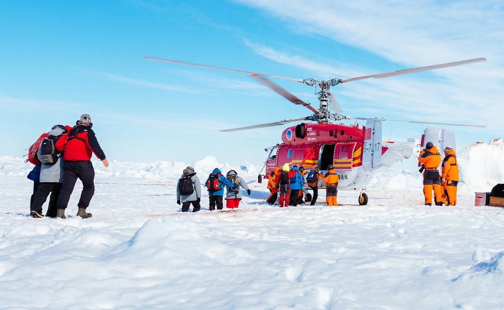 С борта запертого льдами российского судна «Академик Шокальский» китайский вертолет небольшими группами эвакуировал всех исследователей и туристов — всего 52 человека
