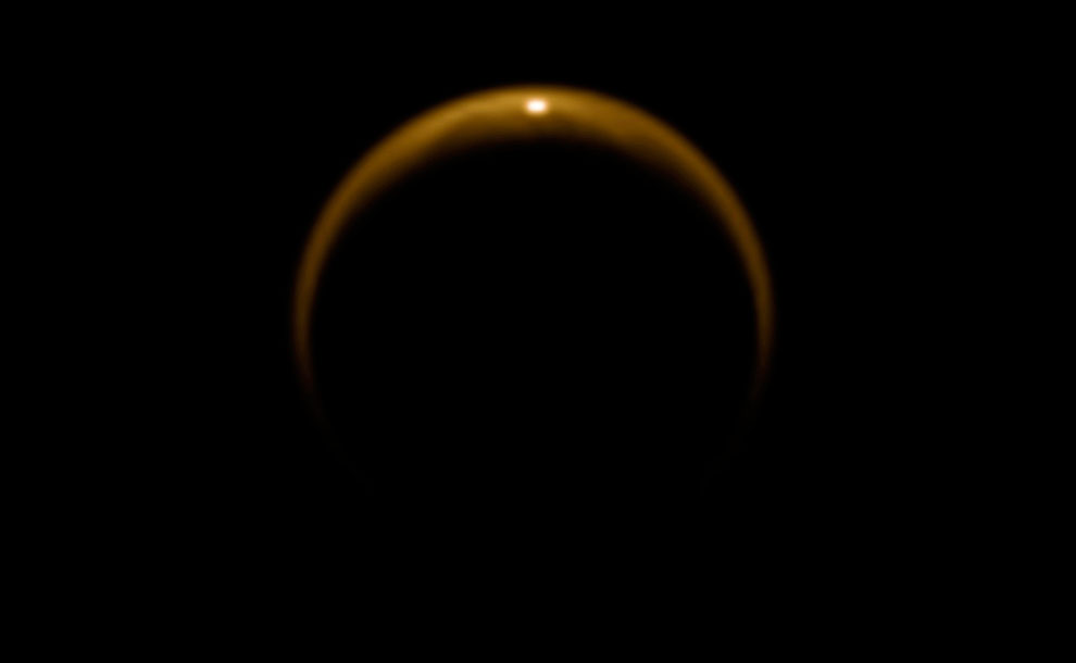 Солнечный свет, отраженный от озера на спутнике Сатурна Титане