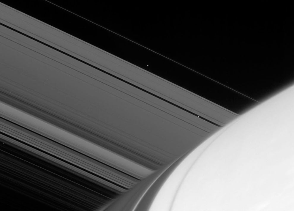 Сатурн, его кольца и яркие точки – спутники Атлас и Пан