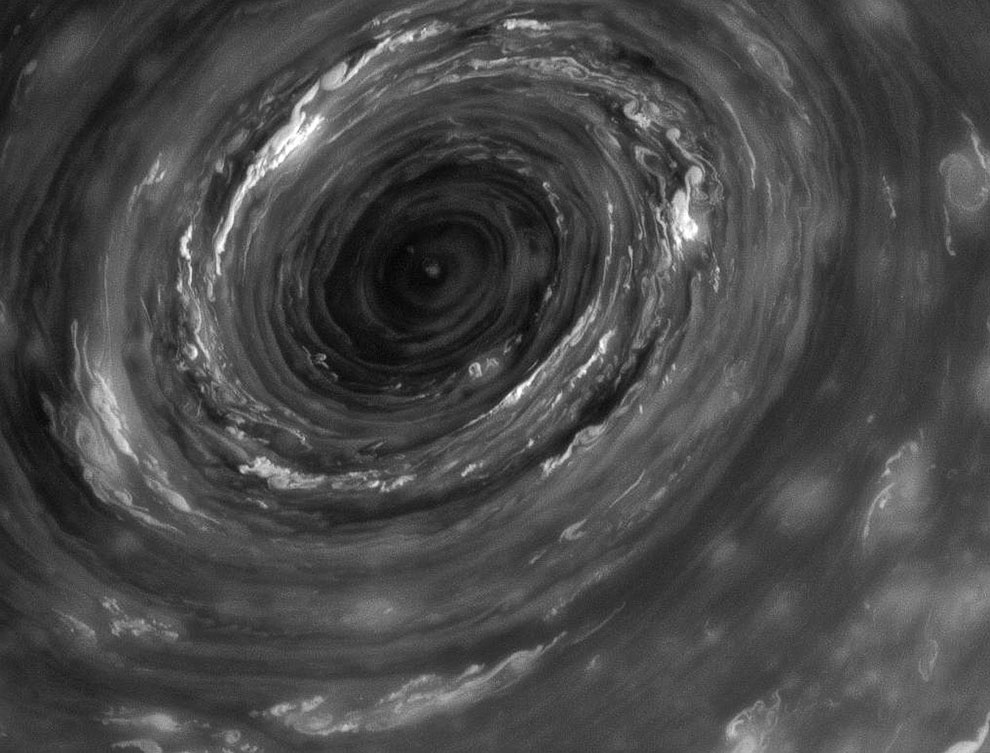 Вихрь на северном полюсе Сатурна, огромный циклон 2 000 км в ширину