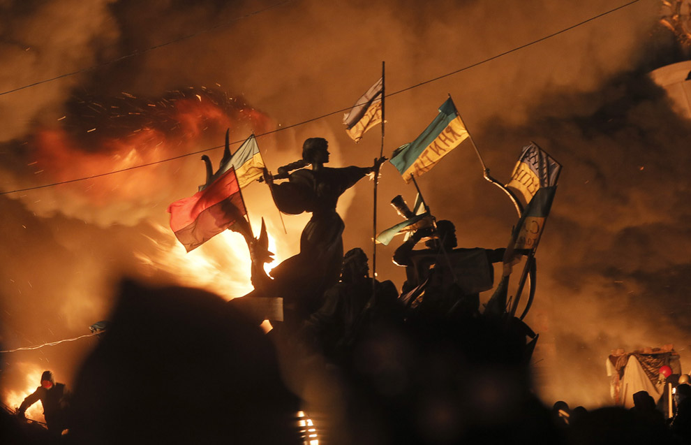 Столкновения с милицией во время штурма Майдана Незалежности в Киеве