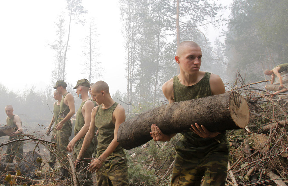 Военные помогают бороться с распространением лесного пожара около города Луховицы