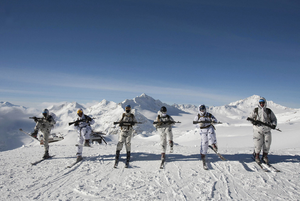 Солдаты в зимнем камуфляже. На на склонах Эльбруса идут учения