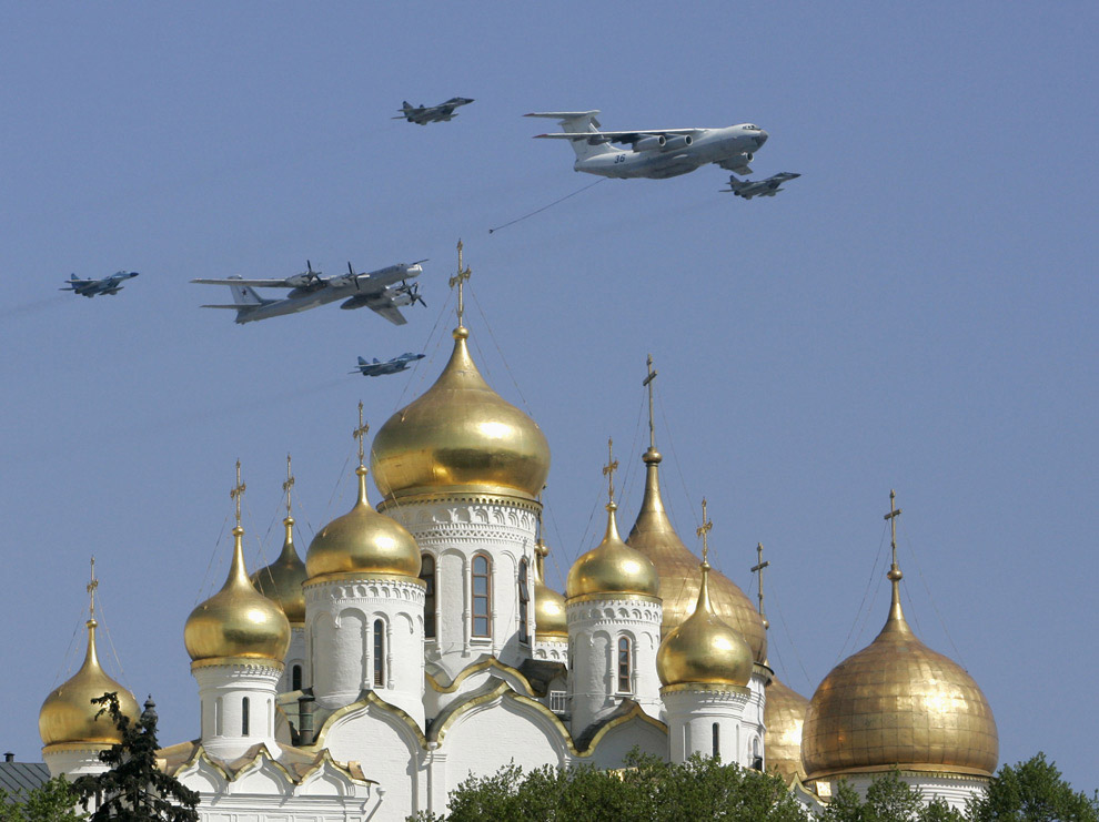 Парад самолетов в День Победы на Красной площадью в Москве