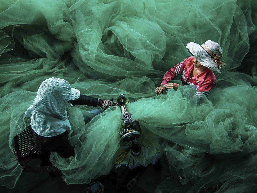 В рыбацкой деревушке во Вьетнаме женщины шьют рыболовную сеть