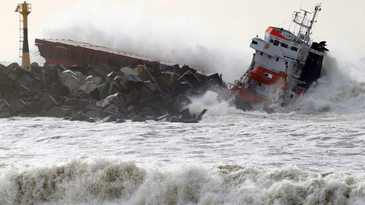 Испанский сухогруз разломился надвое у берегов Франции