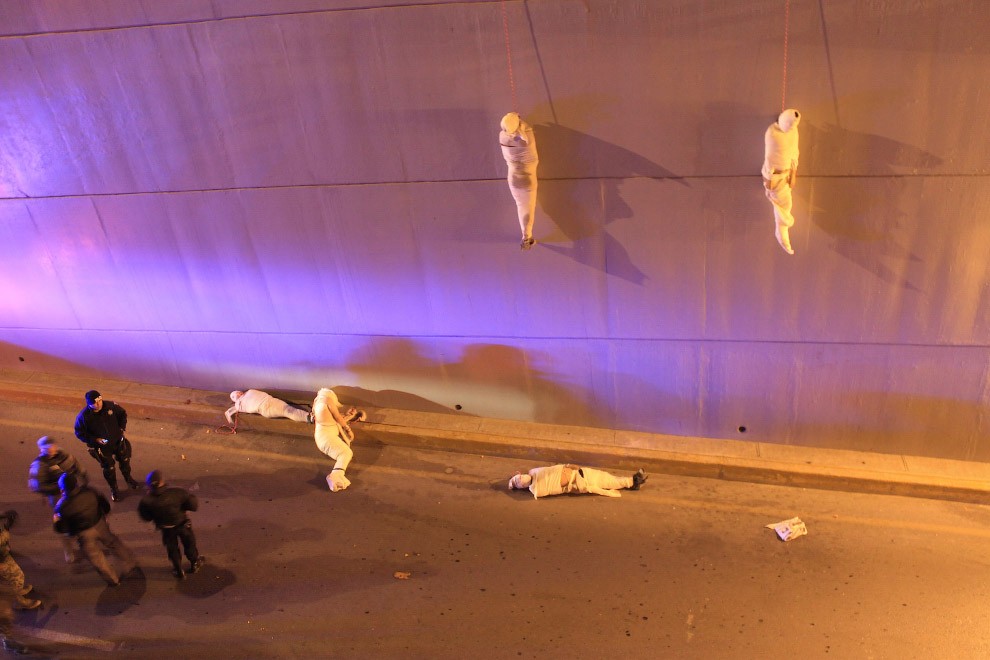 Полиция прибыла на место преступления: 2 тела еще висят, три находятся на дороге. Сальтильо, Мексика