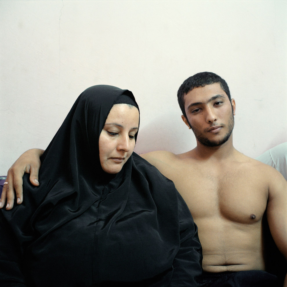 Молодой египетский культурист со своей матерью в Каире
