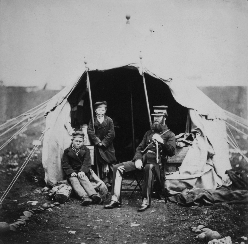 Полковник Браунригг и двое плененных русских мальчиков