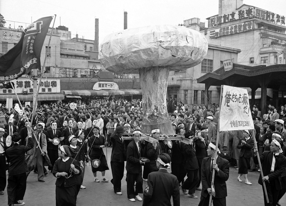 Акция протеста в Токио против запланированного британского испытания водородной бомбы на Острове Рождества