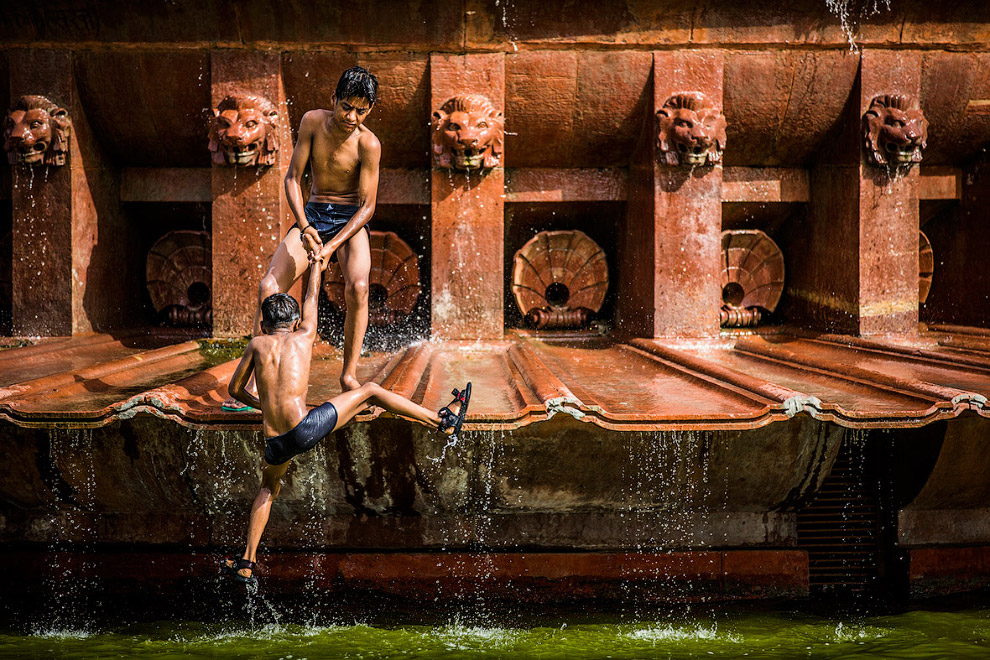 Мальчишки в фонтане в Нью-Дели