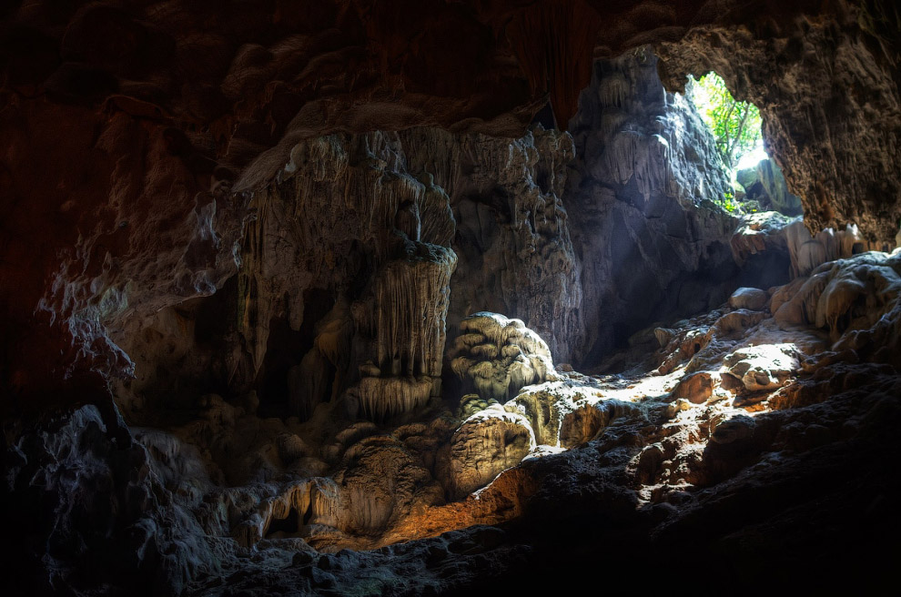 Система пещер в бухте Халонг во Вьетнаме