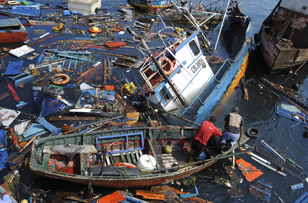 Рыбацкие лодки после землетрясения и небольшого цунами в порту Икике, Чили