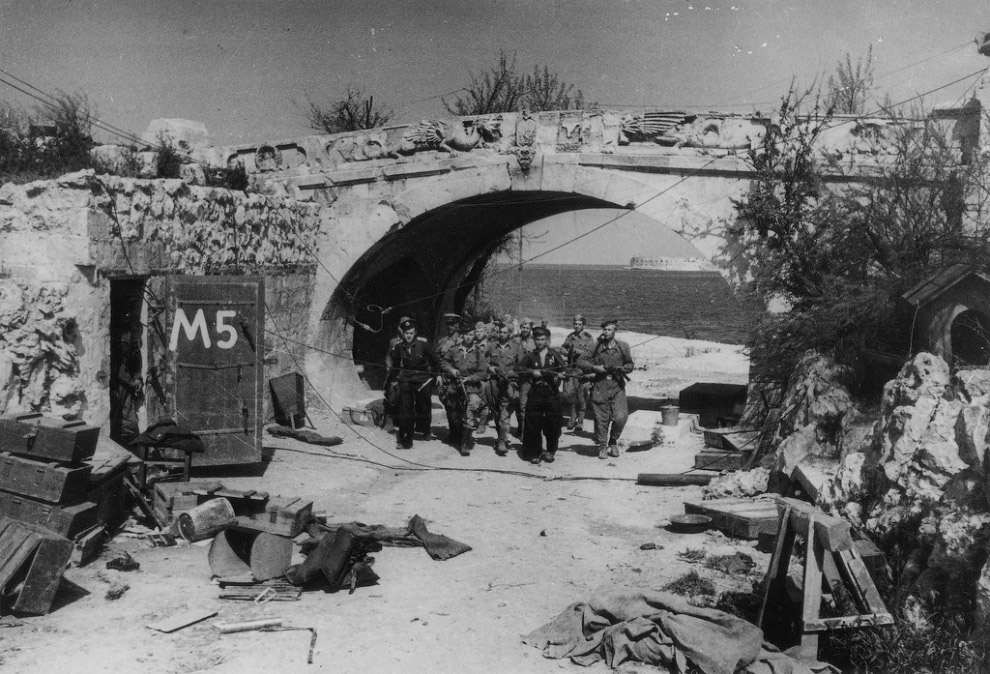 Бойцы морской пехоты у арки Приморского бульвара в освобожденном Севастополе