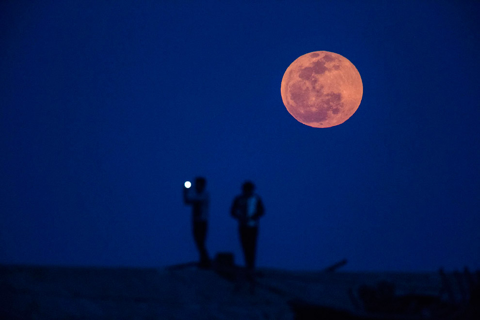 Полное лунное затмение и красная Луна