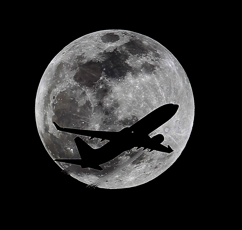 Луна и самолет