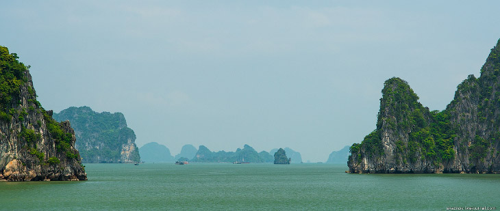 Бухта Халонг во Вьетнаме
