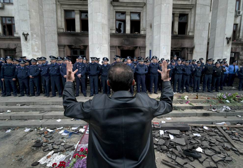 Милиция и цветы около здания Дома профсоюзов в Одессе