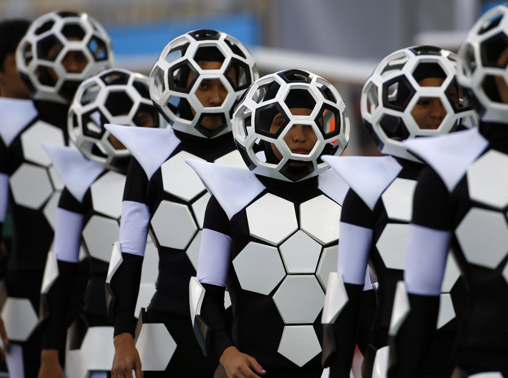 Артисты в костюмах во время церемонии открытия ЧМ-2014 в Сан-Паулу