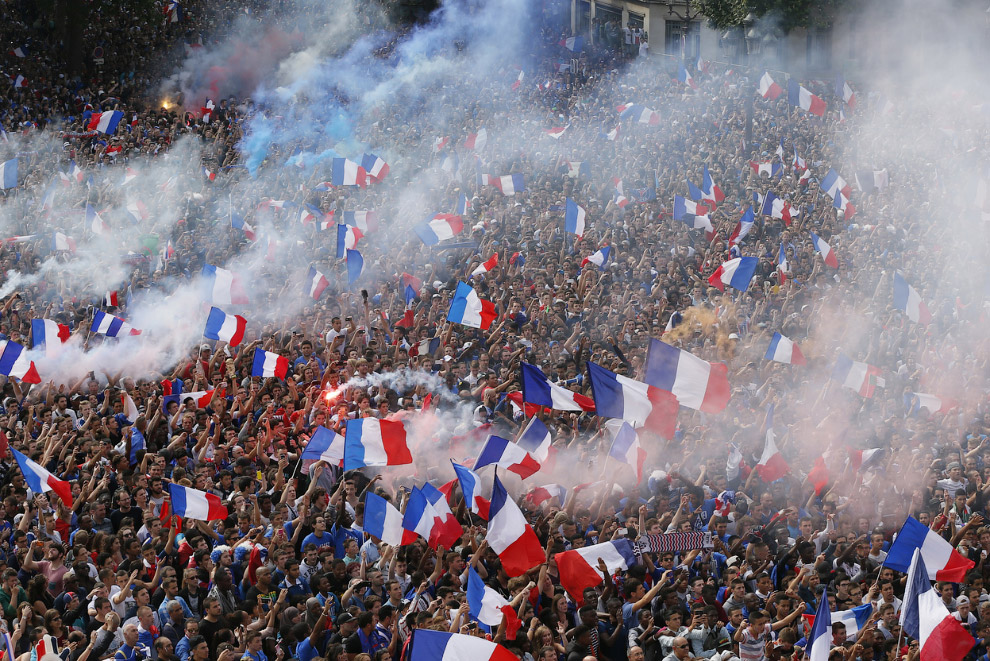 Французские болельщики в Париже
