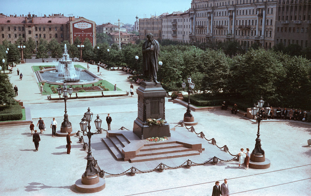 Памятник Пушкину уже на своем месте, но кинотеатра Россия еще нет
