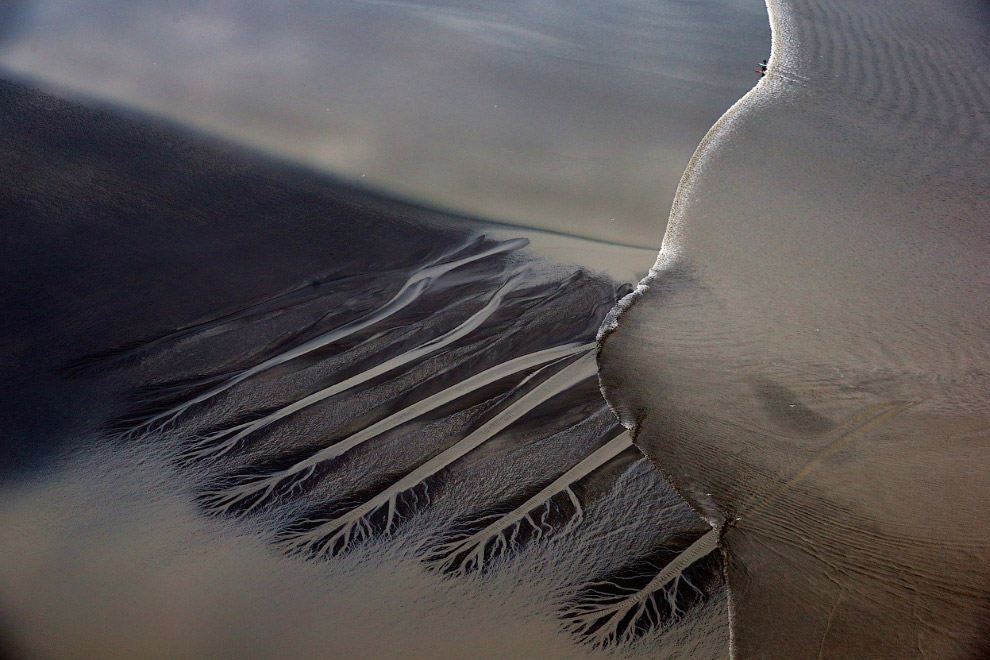 Сверху хорошо видно илистое дно на фоне приливной волны, Арм Тернагейн
