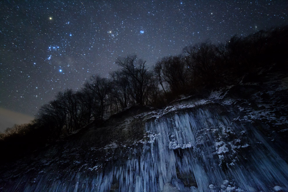 Замерзший водопад на фоне звезд