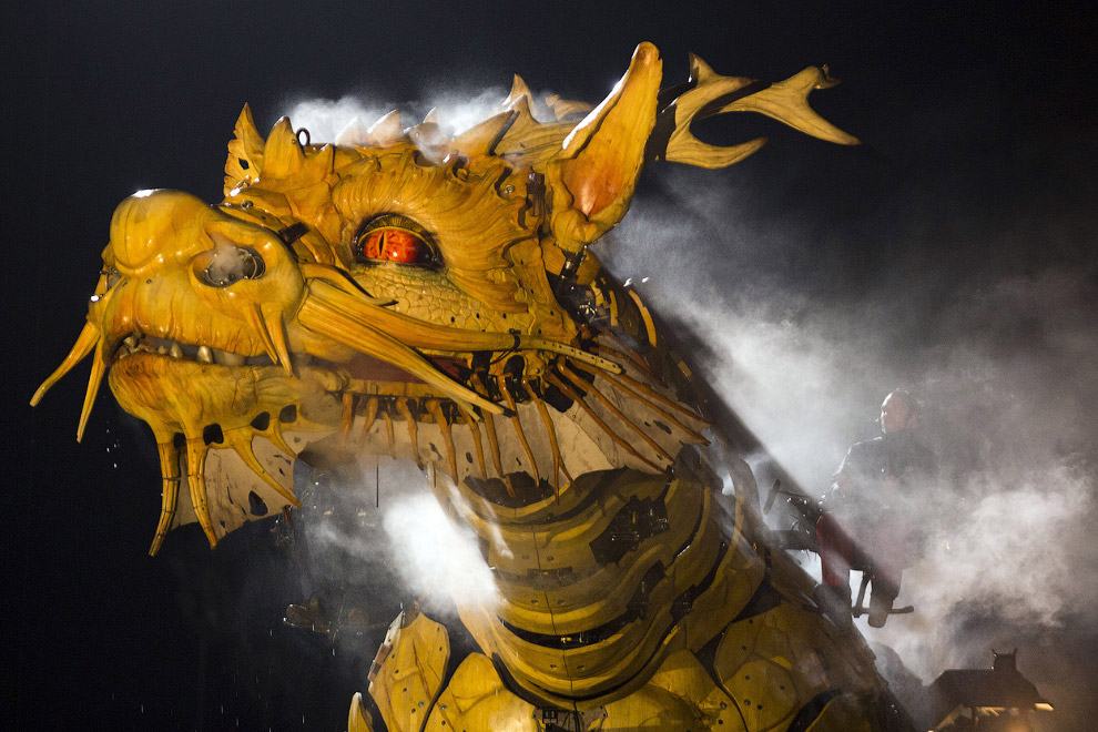 Огнедышащий дракон-лошадь посетил Пекин