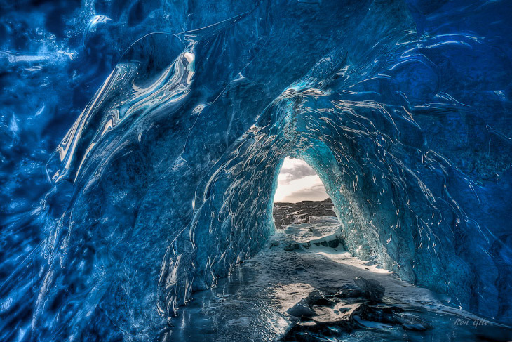 В эту пещеру на Аляске ведет отверстие, которое образовалось из-за таяния ледника