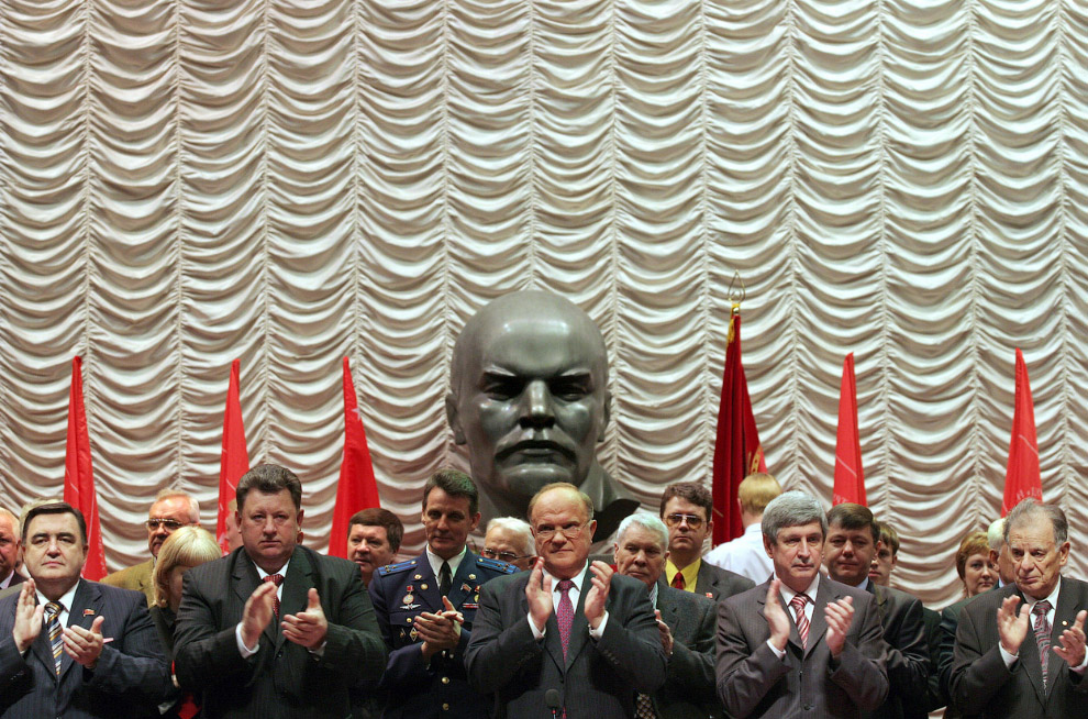 Русский лауреат Нобелевской премии по физике Жорес Алферов (справа) и Геннадий Зюганов (в центре) во время XIII съезда партии в Москве