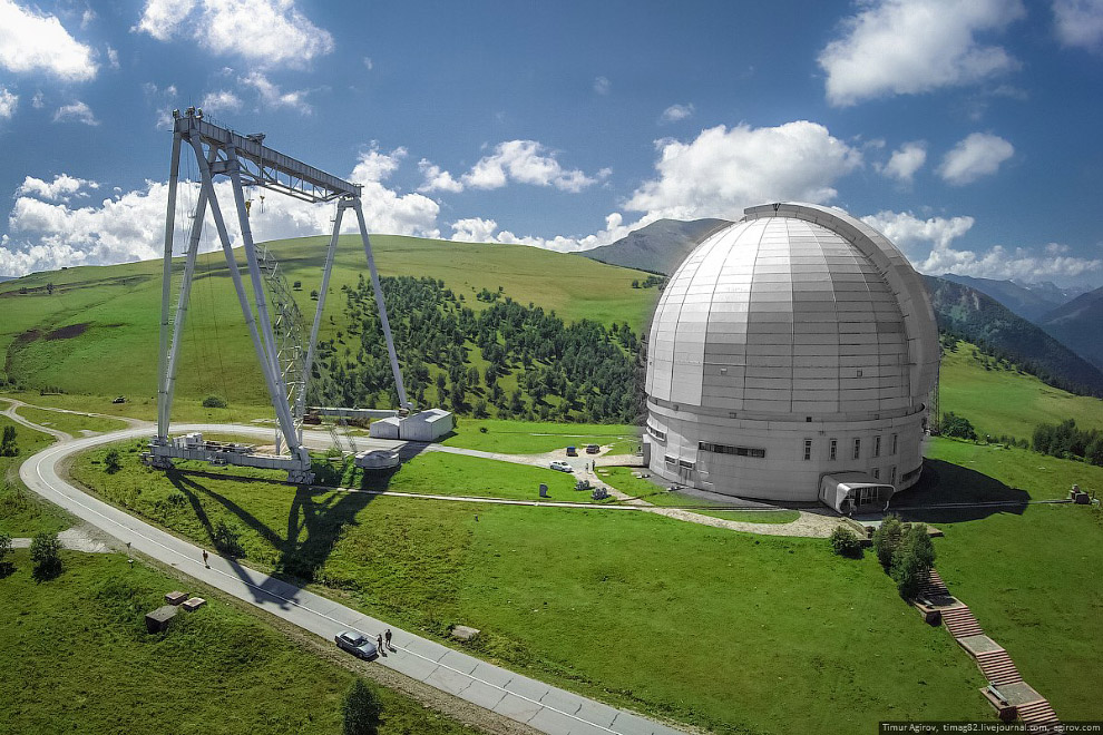 Слева от телескопа — специальный кран, который использовался при строительстве башни и телескопа