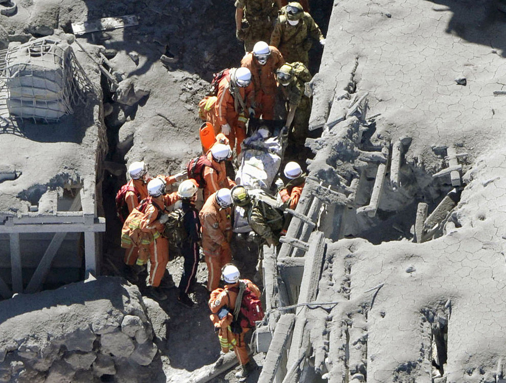 Спасательная операция около вершины вулкана Онтакэ в Японии