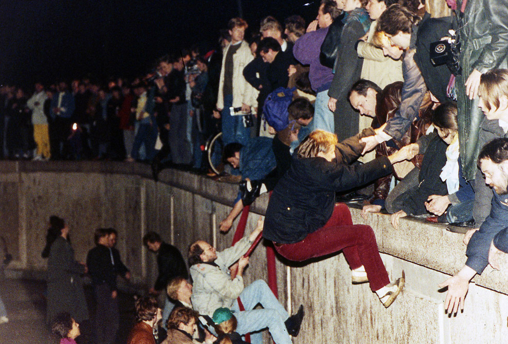 10 ноября 1989, около Бранденбургских ворот. Жители одной части Берлина взбираются на Стену, жители другой стороны города им помогают