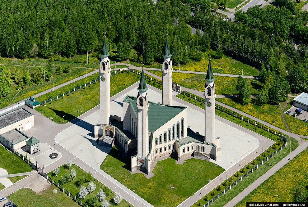 Нижнекамская соборная мечеть — центральный мусульманский храм города. 