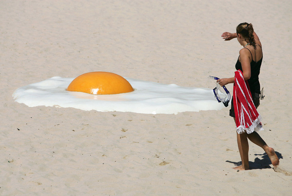 Гигантская яичница на в пляже в Сиднее