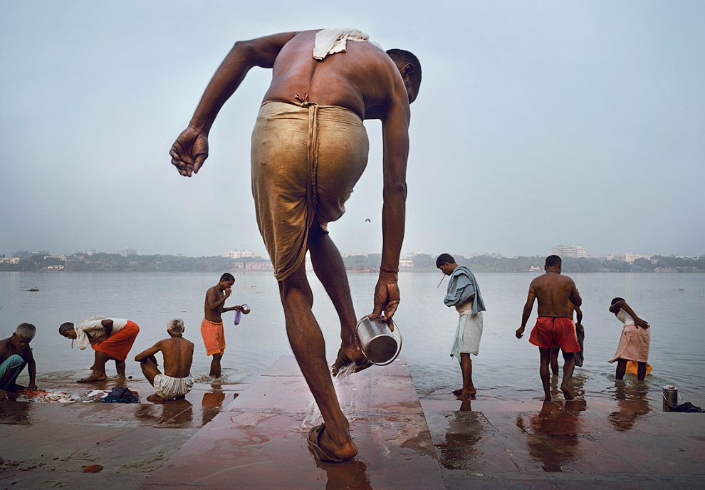 Утреннее умывание на реке Ганг в Калькутте, Индия
