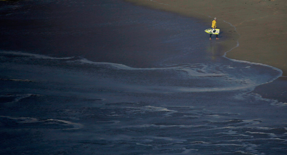 Серфинг в Португалии в районе Прайя-ду-Норте около города Назара