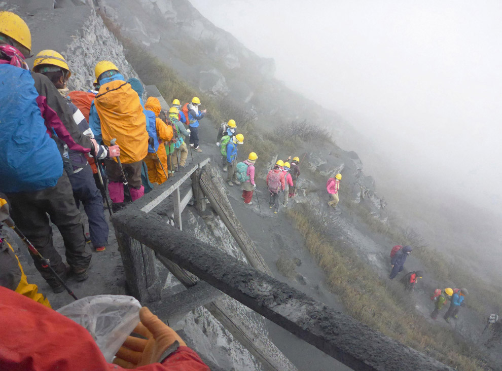 Туристы спускаются с горы Онтакэ