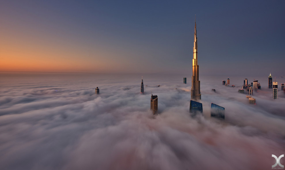 Самый высокий небоскреб в мире, плывущий в облаках